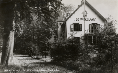 15149 Gezicht op de voorgevel van het vakantieverblijf De Wiekelaar te Lage Vuursche (gemeente Baarn).